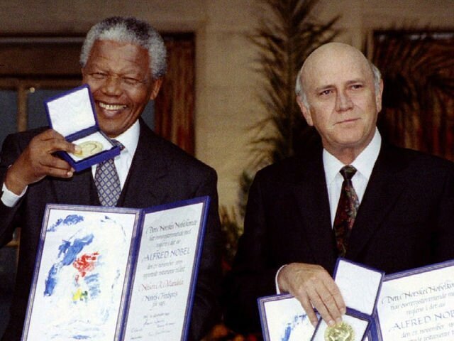 В каком году Нельсон Мандела и Фредерик де Клерк вместе были удостоены Нобелевской премии мира?