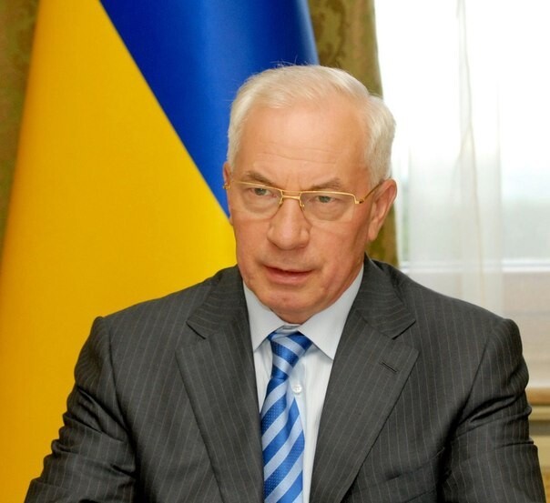 Экс-премьер Украины: Страну разрушили, власть держится на штыках