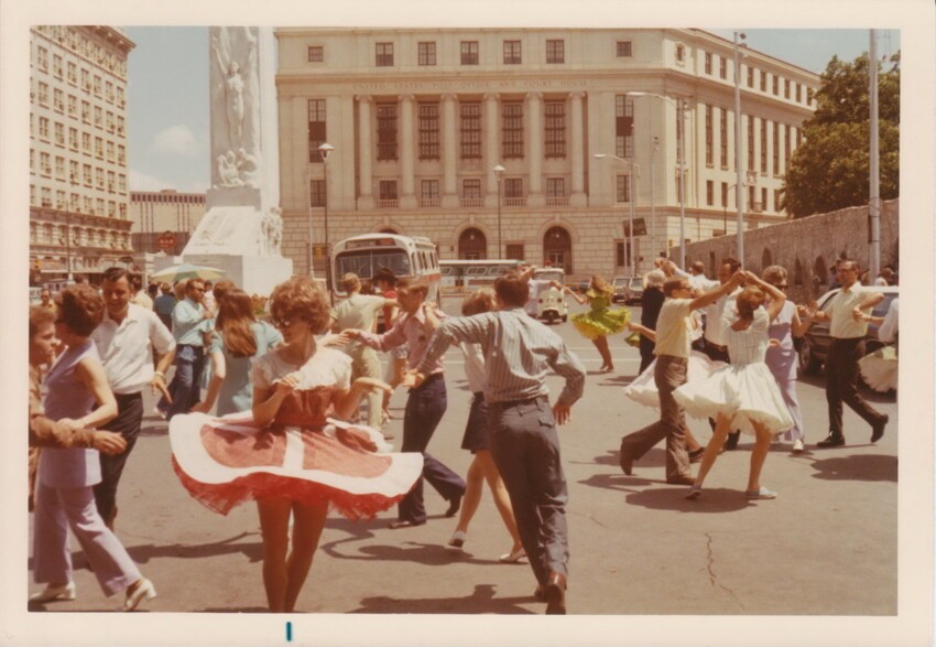 Танцы на улице в 60-х