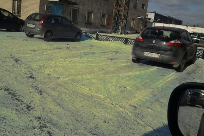 В Челябинской области выпал пахнущий снег желтого цвета.