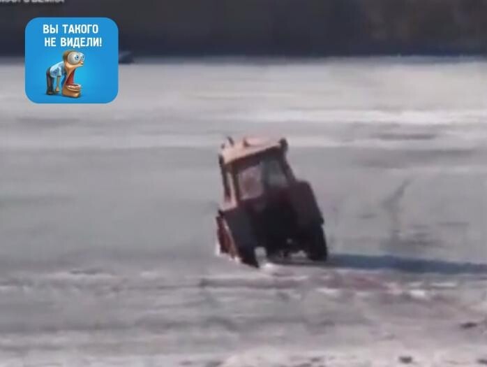 Трактор ушел под лёд, спасая Ниву 