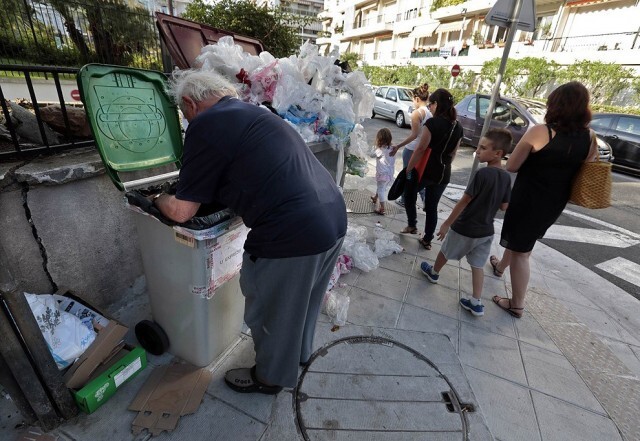 Французский пенсионер, который питается из мусорных контейнеров