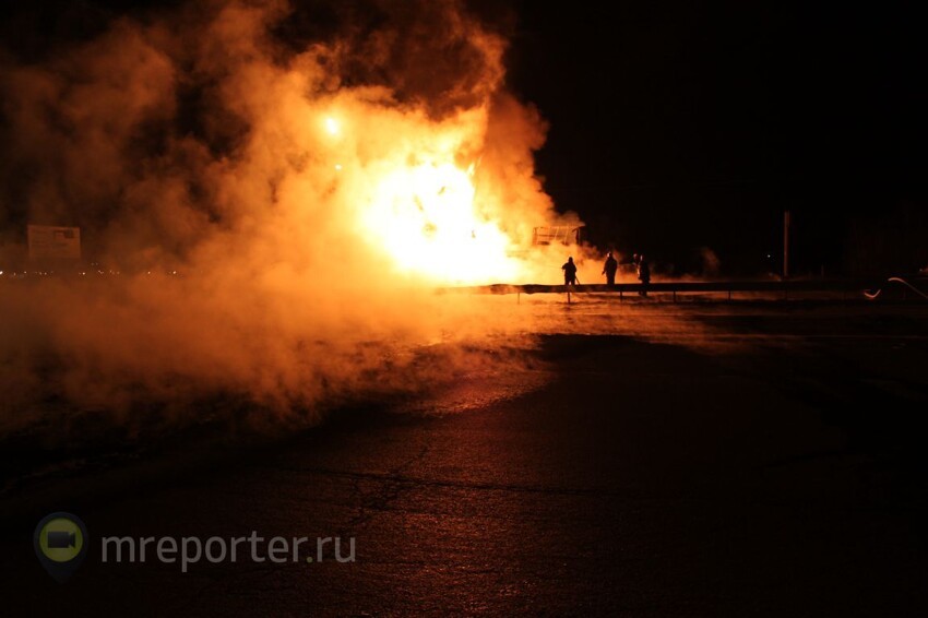 В Москве перевернулся и загорелся грузовик с краской