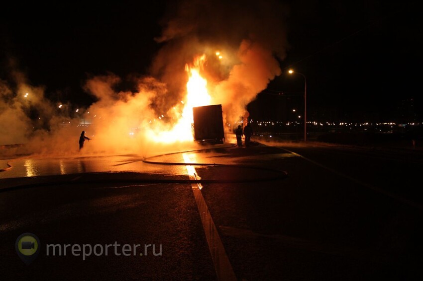 В Москве перевернулся и загорелся грузовик с краской