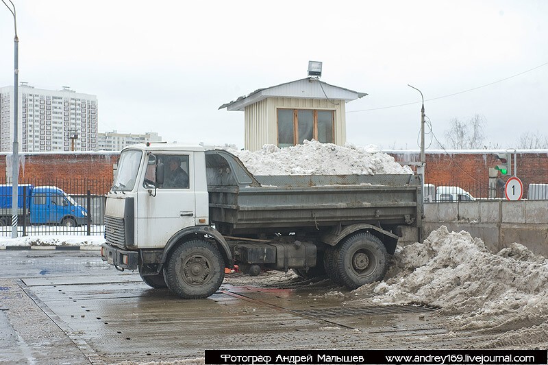 Грузовики на снегоплавильном пункте в Москве
