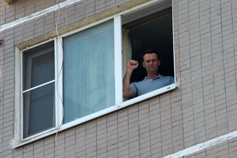 Навальному предложили маршировать поближе к дому 
