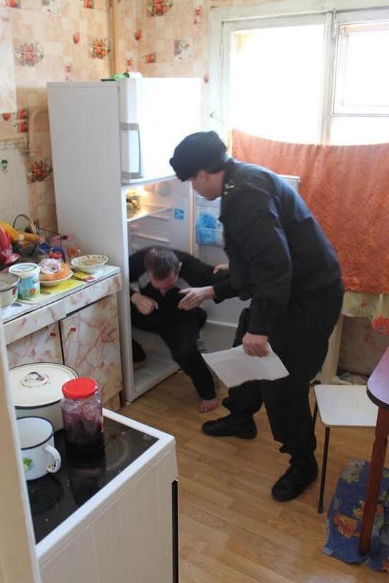 В Екатеринбурге подсудимый спрятался от приставов в холодильник