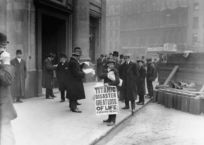 29. Мальчик продает газеты с новостью о Титанике, затонувшем ночью (16 апреля, 1912 года)