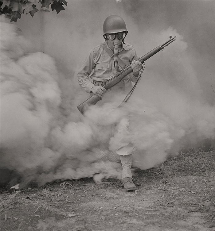 18. Сержант Джордж Кемблэр на учениях с дымовыми гранатами . Форт Белвуар, Вирджиния, 1942