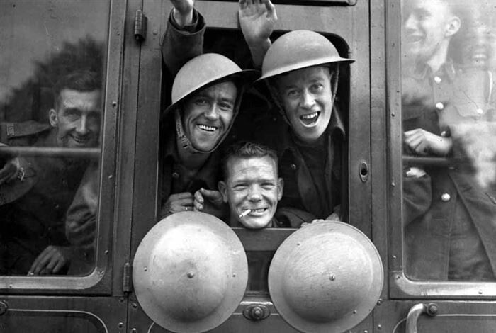 24. Британские солдаты в поезде на пути к Западному фронту. Англия, 20 сентября 1939 года
