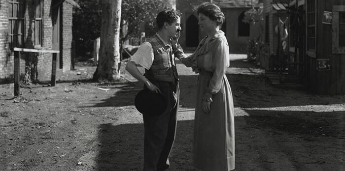 10. Хелен Келлер встречает комика Чарли Чаплина, 1919 год.