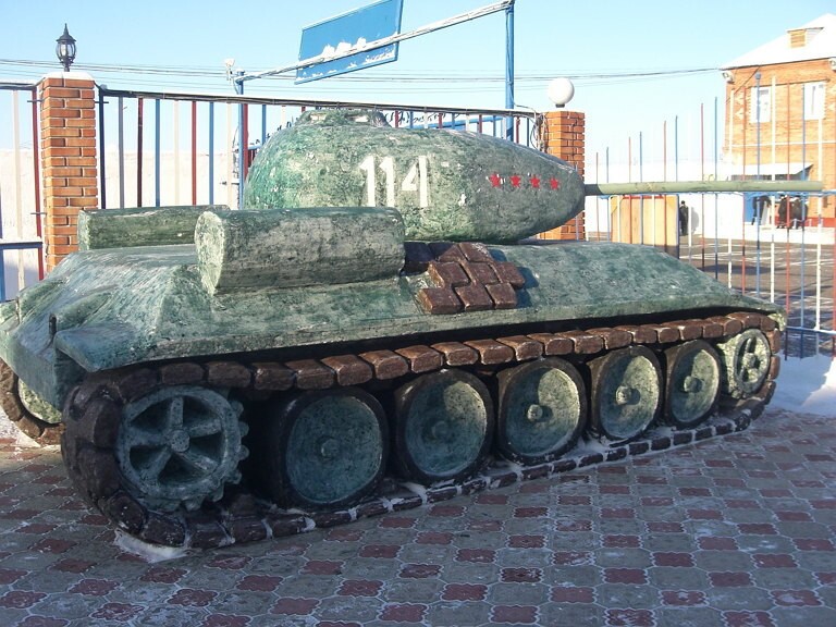Омские заключенные вылепили из снега танк Т-34 один к одному