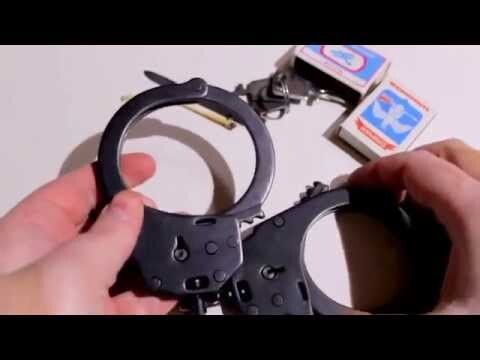 Как снять наручники без ключа при помощи спички  