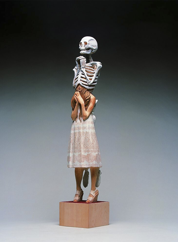 Необычные скульптуры людей и скелетов, выточенные из древесины