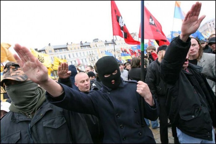 В Донбассе идёт уже почти год выставка " Фашизма нет на Украине "