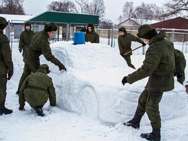 В Омске вылепили из снега Т-34 и "Тополь-М" в натуральную величину