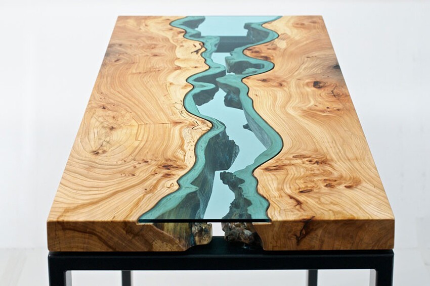 7. Стеклянный столик с натуральным деревом, выглядящий, как протекающая река.
