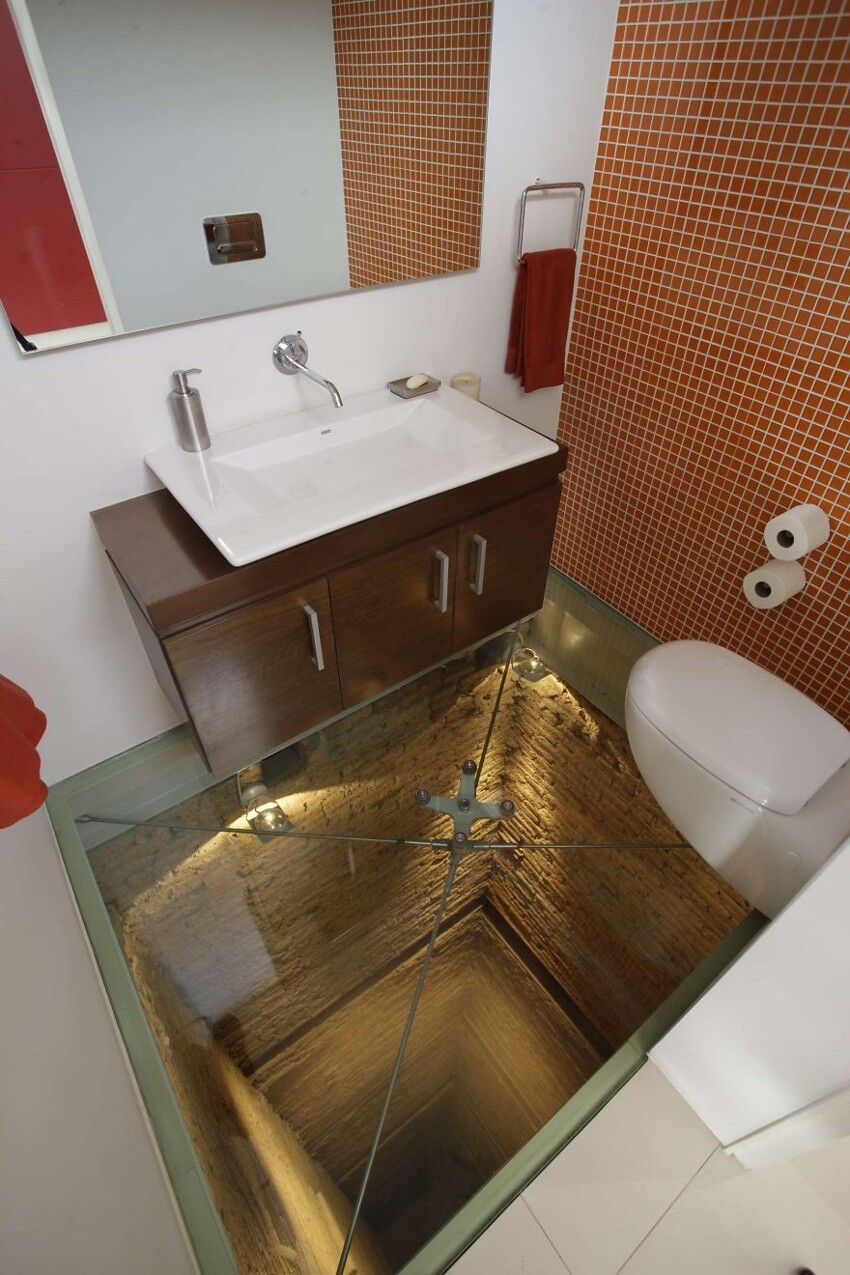 40. Ванная комната, расположенная над шахтой 15-этажного лифта.