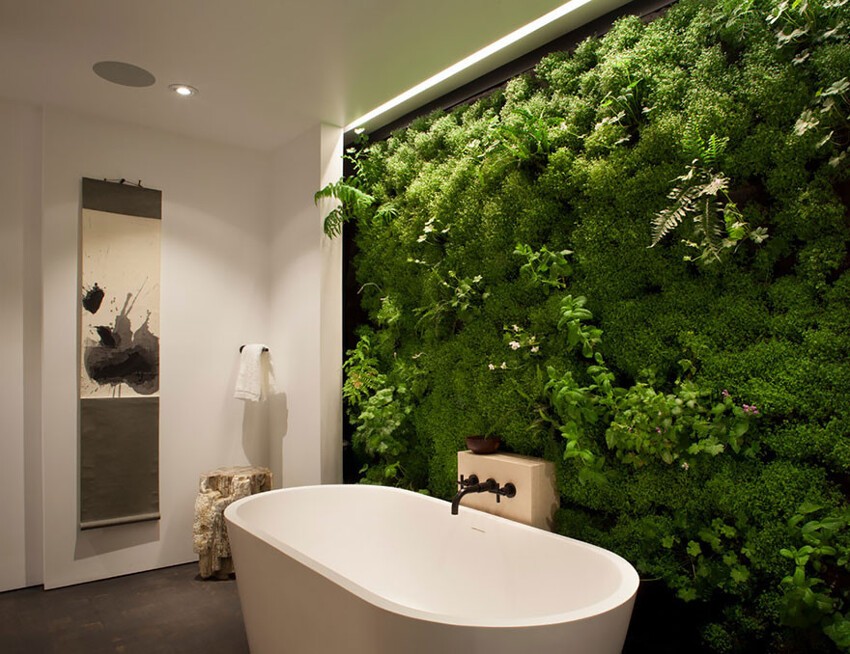 11. Зеленая живая стена из растений в ванной.