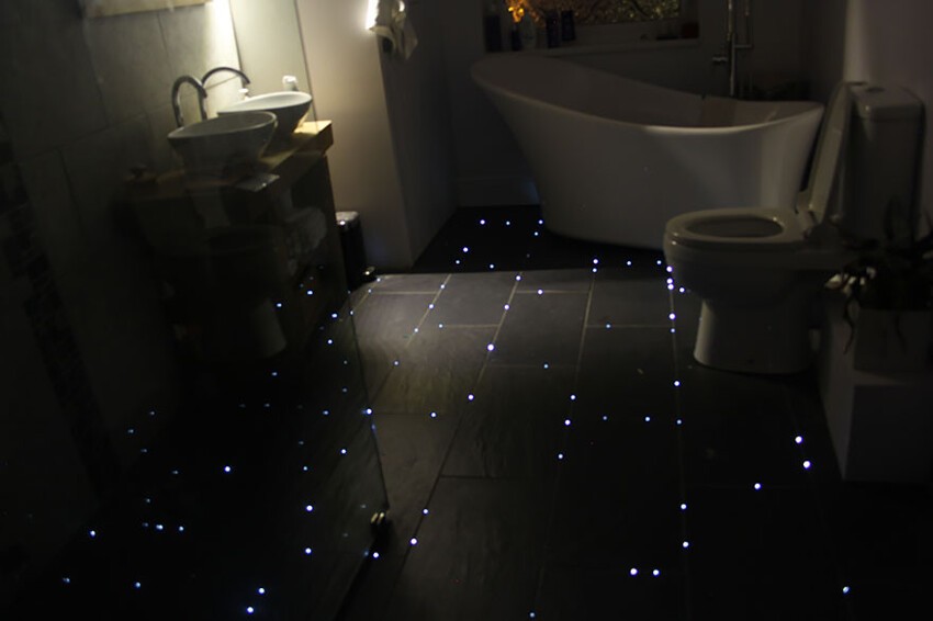 14. Диоды, встроенные в пол, которые в темноте так завораживающе светятся в ванной комнате.