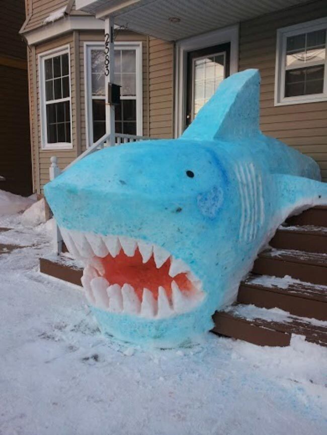 Гигантская снежная акула, встречающая гостей