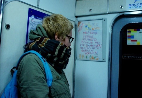 петербургские активисты развесили в метро антивоенные плакаты