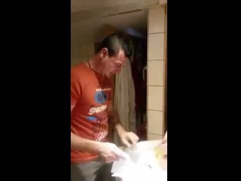 Папа меняет памперсы 