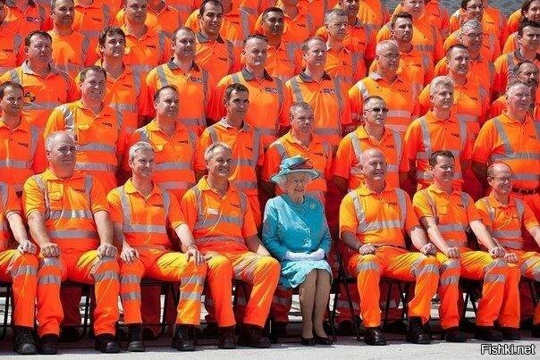 Королева Елизавета II фотографируется с рабочими во время открытия обновленно...