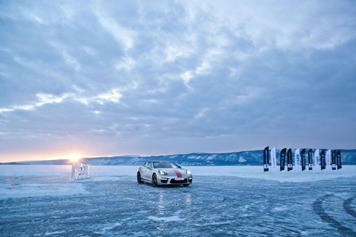 Porsche Panamera Turbo S на льду Байкала