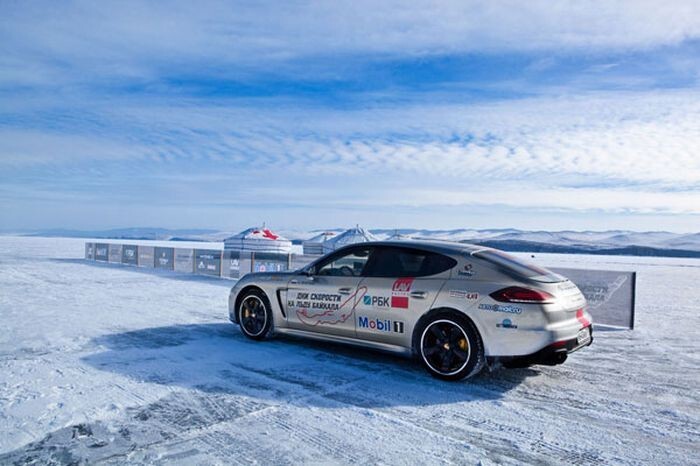 Porsche Panamera Turbo S на льду Байкала