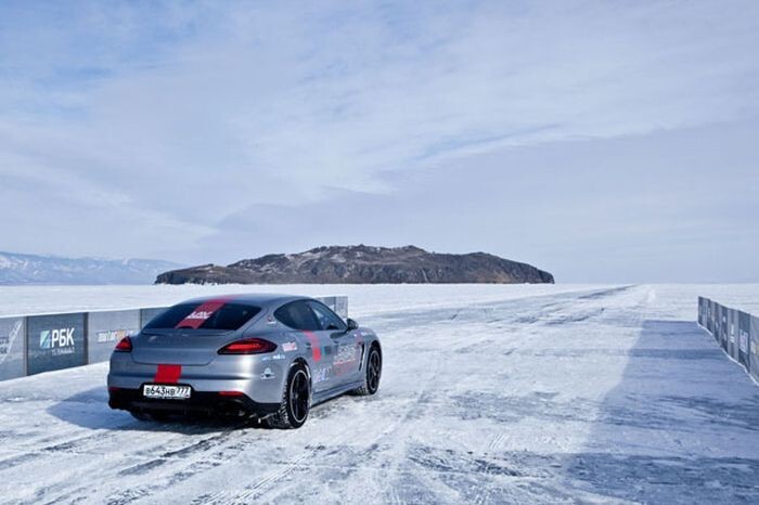 Porsche Panamera Turbo S на льду Байкала