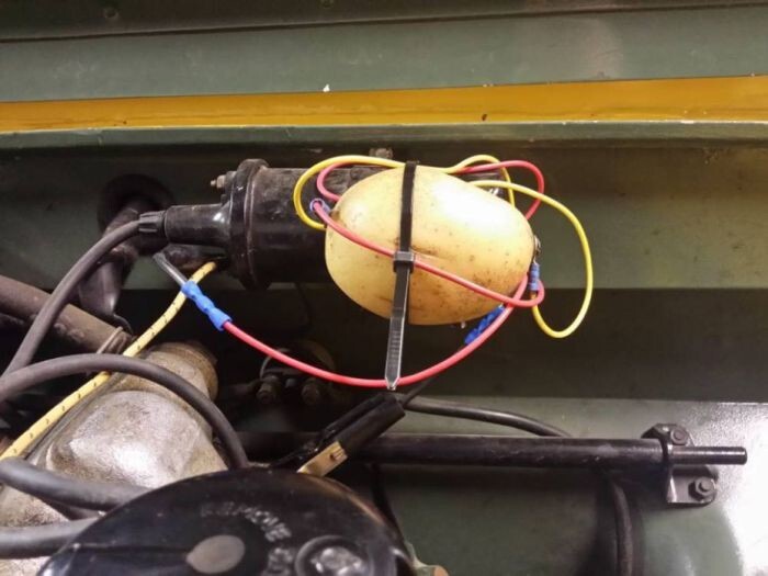 Мужчина починил 50-летний Land Rover при помощи картофеля