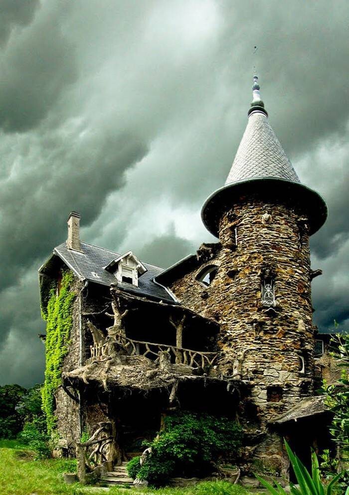 11. Замок Maison de Sorcière Avec Ciel d’orage во Франции.