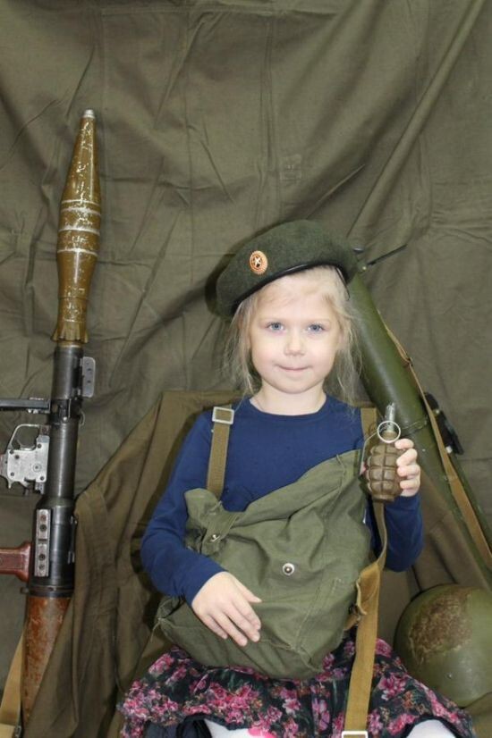 В детском саду Санкт-Петербурга детей учат навыкам обращения с оружием