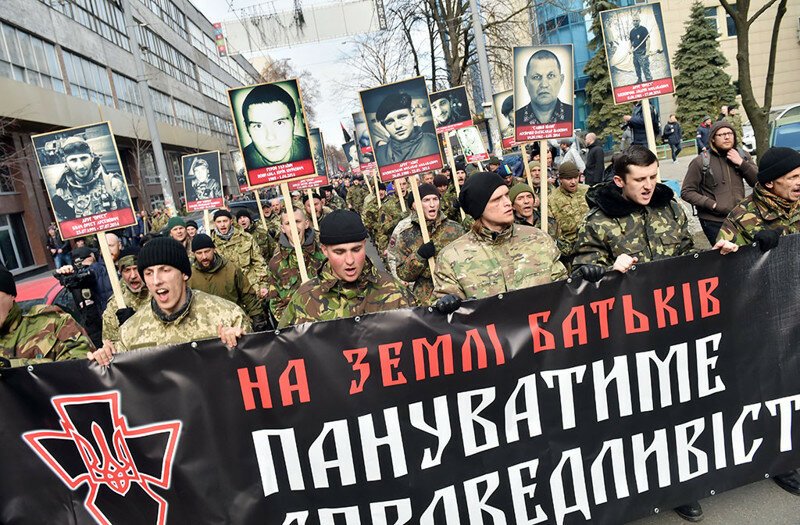 Националисты передали Порошенко «коктейль Молотова» «для ознакомления»