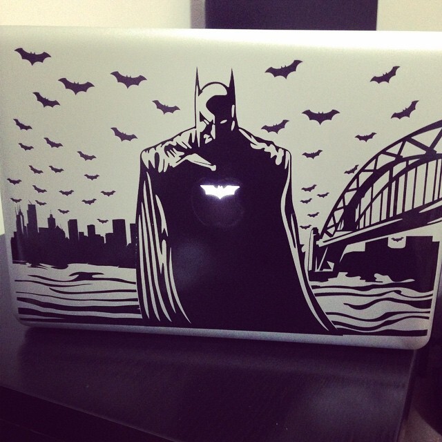 Бэтмен на ноутбуке 