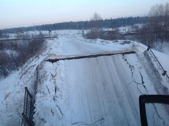 В Кемеровской области рухнул мост через реку