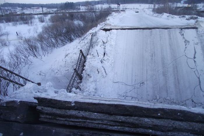В Кемеровской области рухнул мост через реку