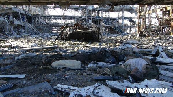 В Донецком аэропорту извлекали тела погибших украинских солдат (21+)