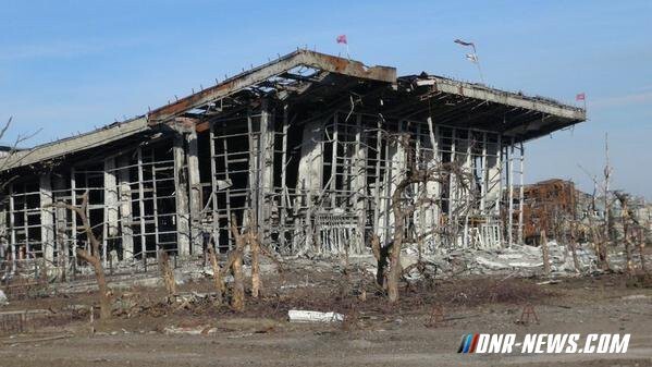 В Донецком аэропорту извлекали тела погибших украинских солдат (21+)