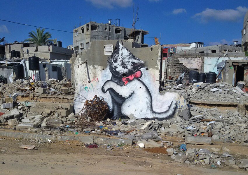 Несколько граффити в секторе Газа нарисовал британский художник Бэнкси. 