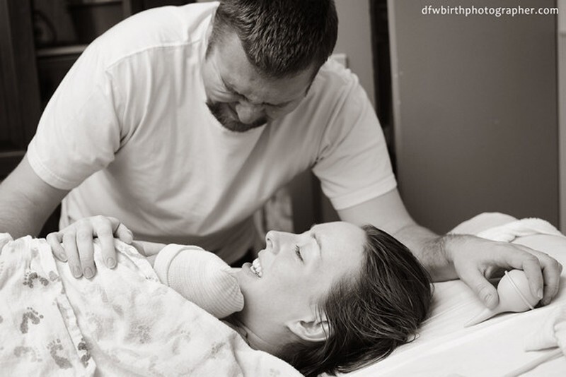 20 трогательных фотографий отцов, которые впервые видят своего ребёнка