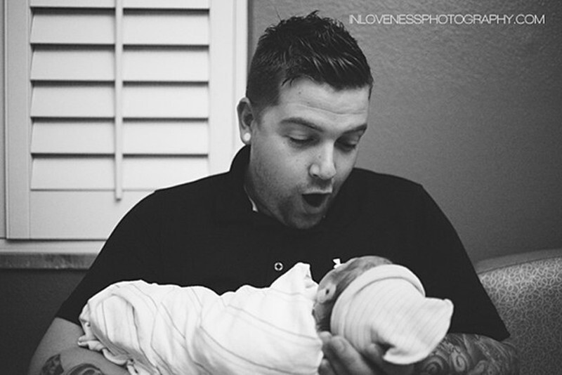 20 трогательных фотографий отцов, которые впервые видят своего ребёнка