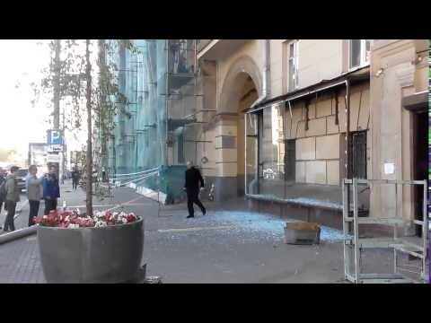 Как демонтируют витрины в Москве 