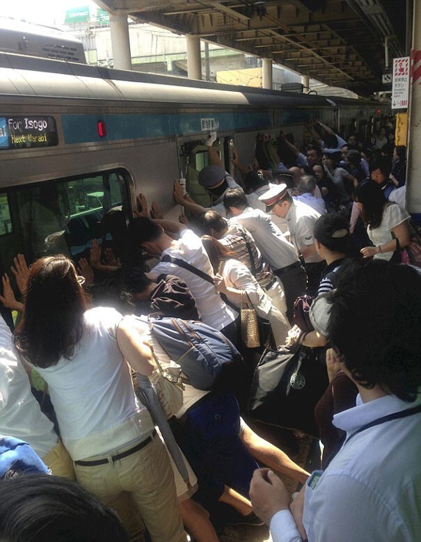 Десятки японцев сдвинули с места 32-тонный вагон, чтобы освободить упавшую женщину