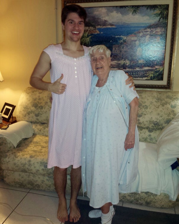 84-летняя бабушка попала в больницу и очень стеснялась своего вида  в ночнушке
