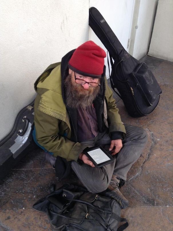 Этого бездомного часто видели в городе с потрёпанными книгами в руках. Кто-то подарил ему электронную читалку