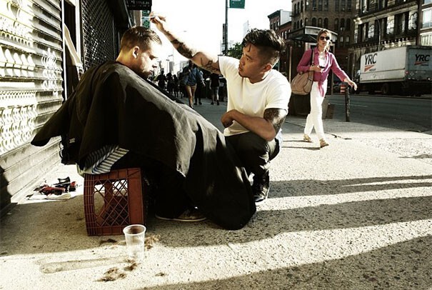 Каждое воскресение этот нью-йоркский стилист бесплатно стрижёт людей, оставшихся без крыши над головой