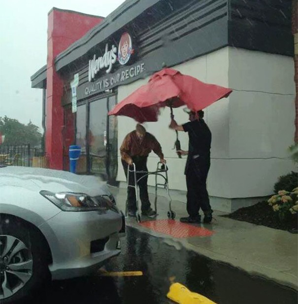 Сотрудник ресторана Wendy’s снял зонт с одного из столиков, чтобы защитить пожилого человека от дождя