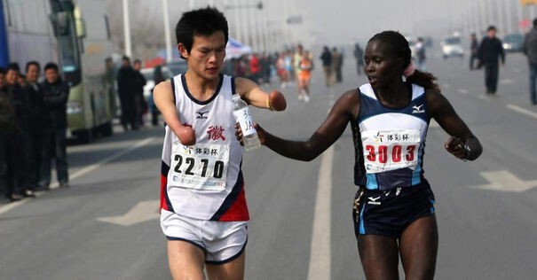Жаклин Киплимо помогла бегуну с ампутированными руками во время марафона в Тайване. 